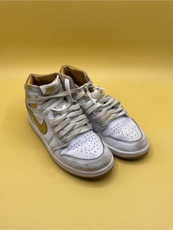 Jordan Other - Nike Air Jordan 1 Retro High OG sneakers in a White and Metallic Gold
